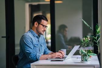 Aménagez votre espace de télétravail avec une porte acoustique à commander en ligne